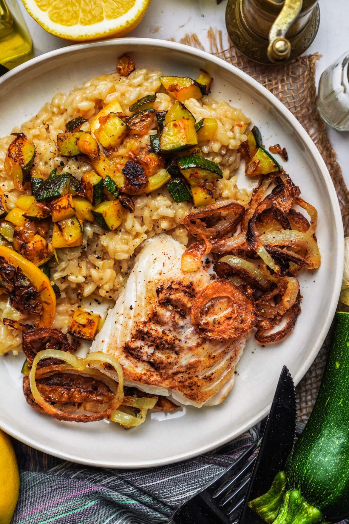 Risotto mit Zucchini Zitrone, Kabeljau und Röstzwiebeln