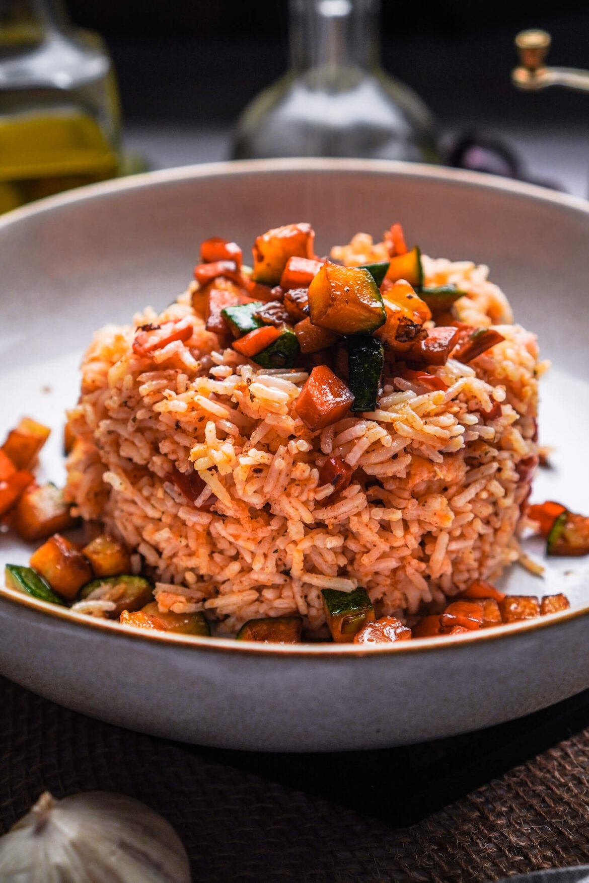 ScharferPeperoni Reis mit Gemüsewürfeln Turm