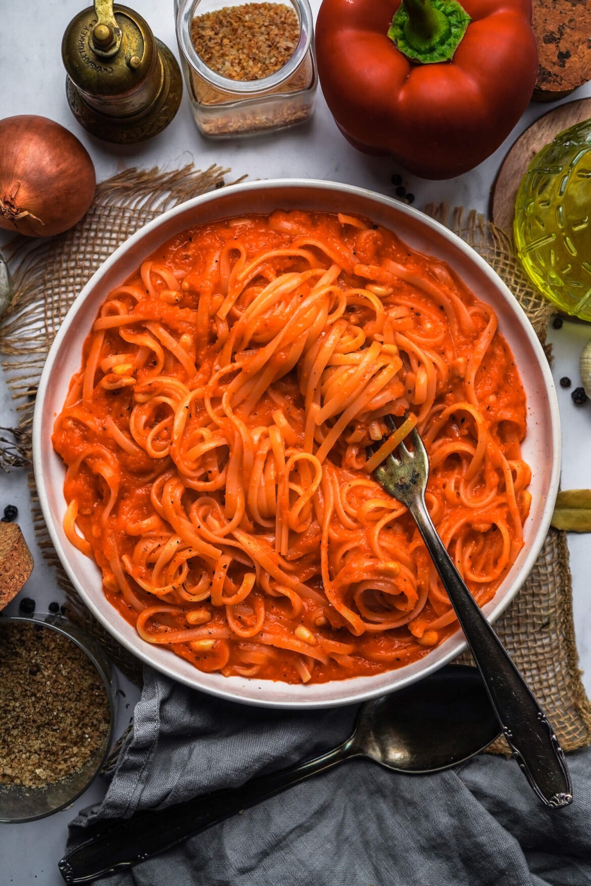 Linguine mit gerösteter Paprika &amp; Pinienkernen - FeedMeDaily