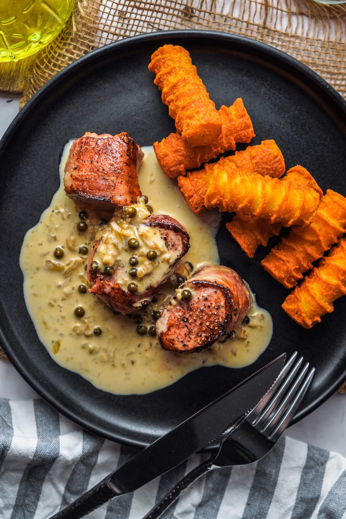 Schweinefilet im Speckmantel mit Pfeffersoße und Kroketten - FeedMeDaily