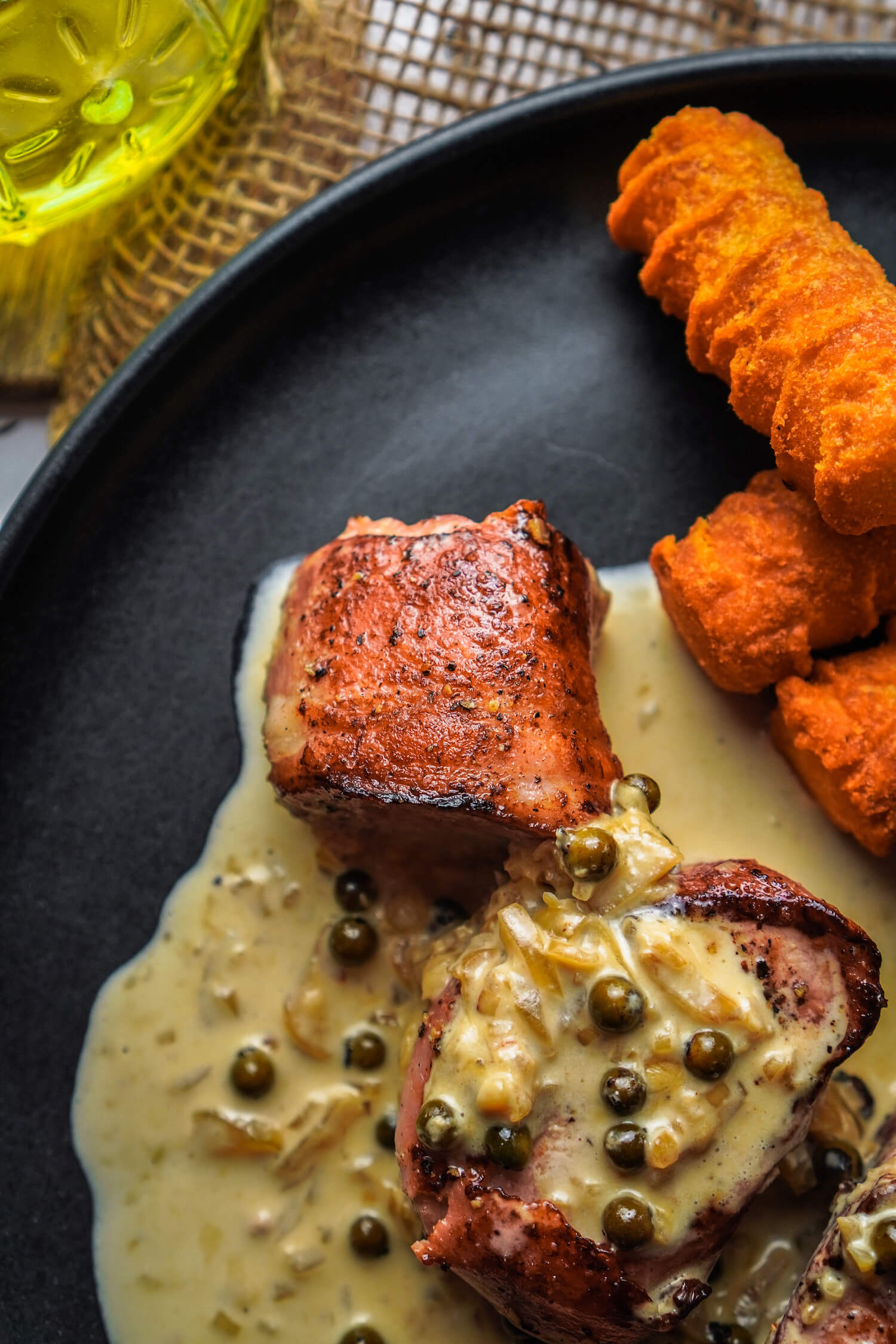 Schweinefilet Im Speckmantel Mit Pfeffersoße Und Kroketten - FeedMeDaily