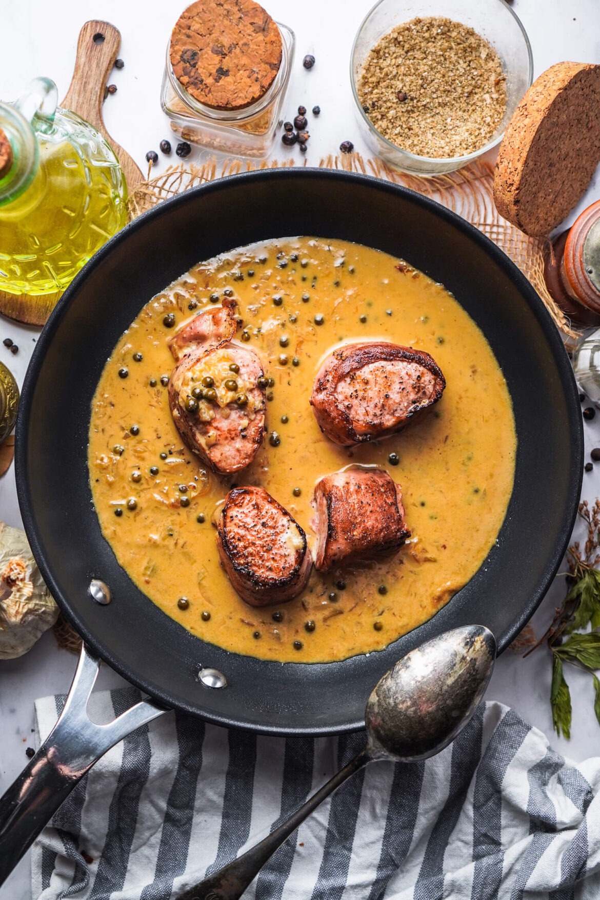 Schweinefilet im Speckmantel mit Pfeffersoße und Kroketten - FeedMeDaily