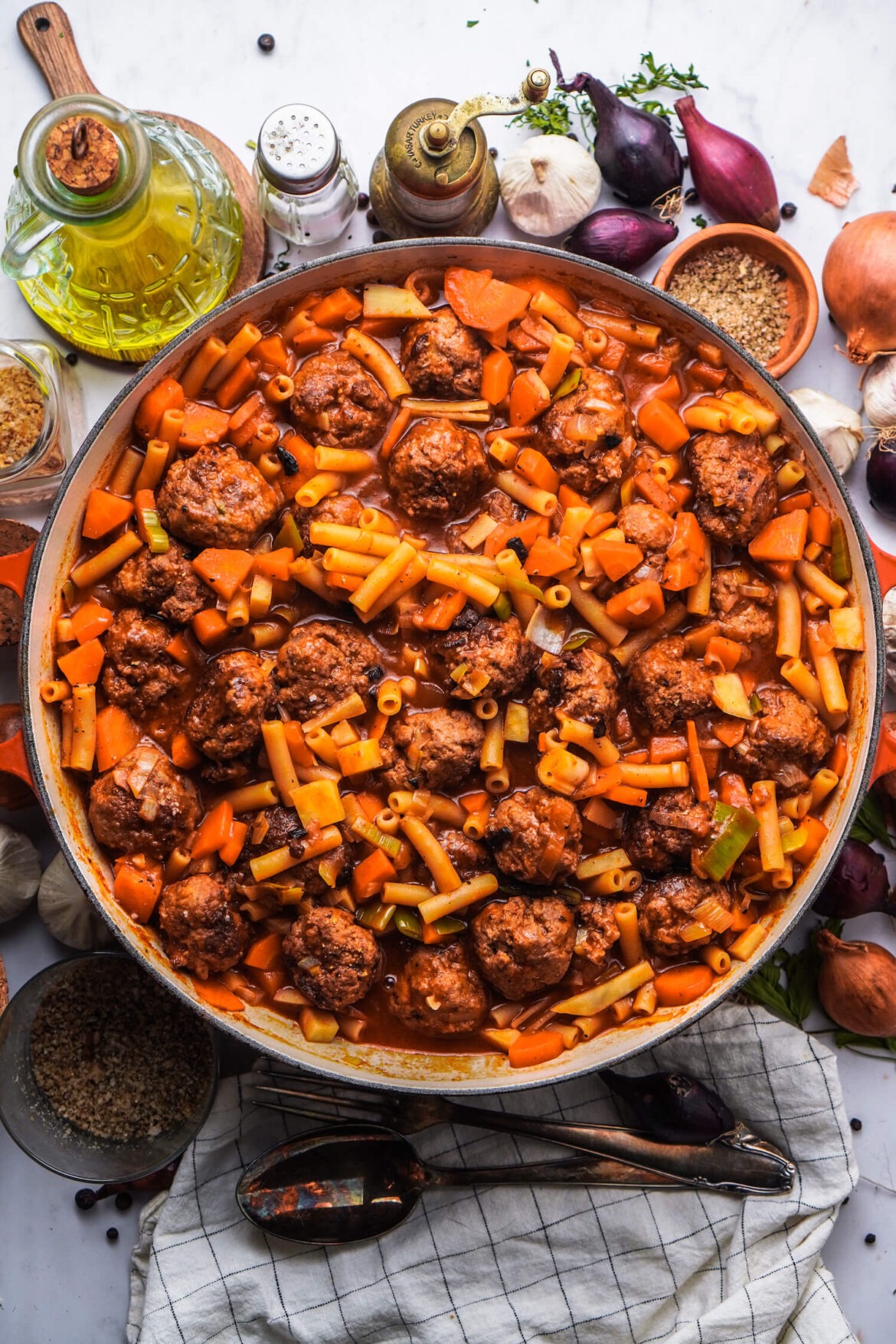 Hackbällchen Pfanne mit Nudeln und würziger Tomatensoße