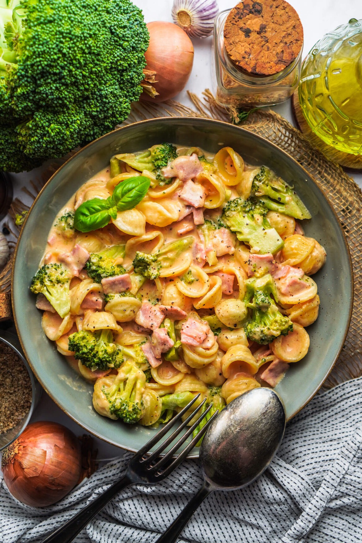 Orecchiette mit Brokkoli, Käse Schinken Soße Teller