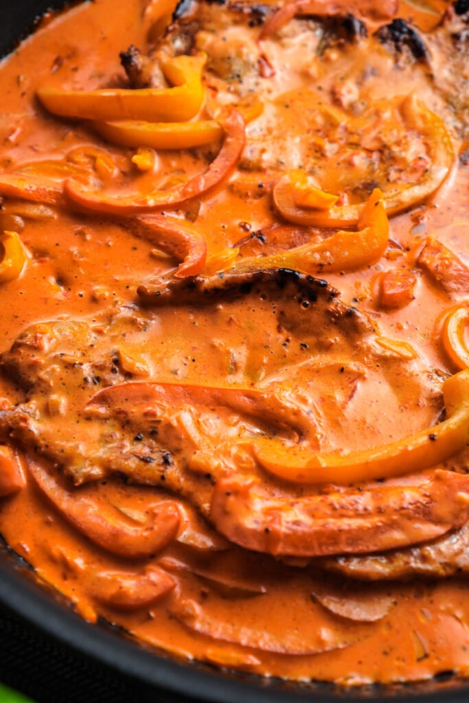 Schnitzel in cremiger Paprika Sahne Soße - FeedMeDaily