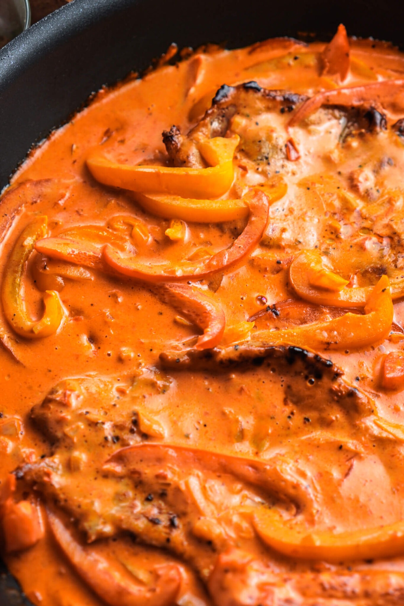 Schnitzel in cremiger Paprika Sahne Soße - FeedMeDaily