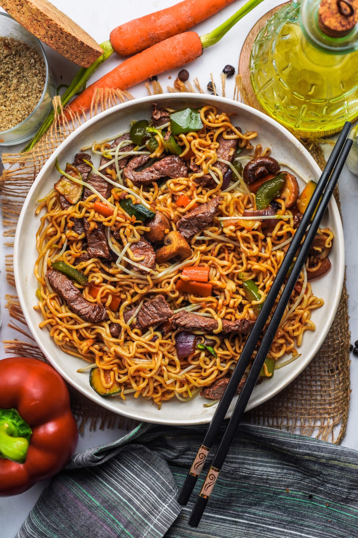 Asia Pfanne mit Rindfleisch und Gemüse Teller