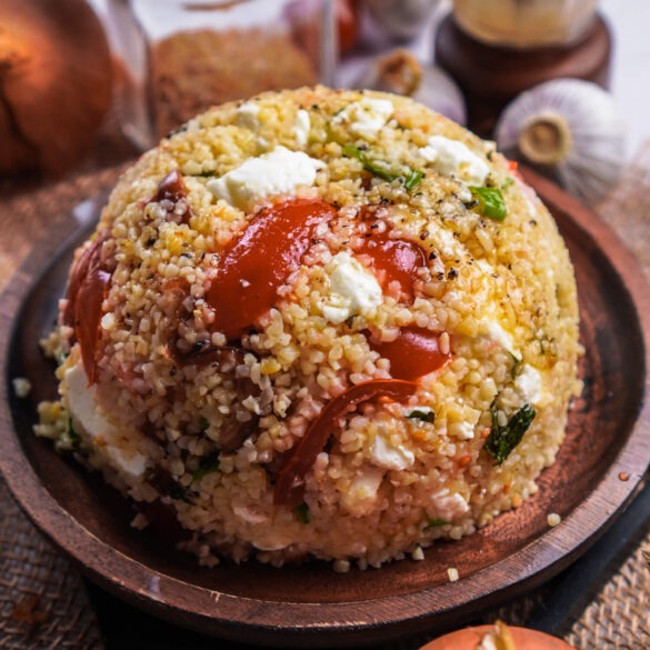 Mediterraner Couscous Salat mit Dattel und Feta
