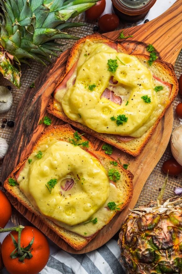 Knusprige Ofentoasts mit Ananas und Schinken - FeedMeDaily