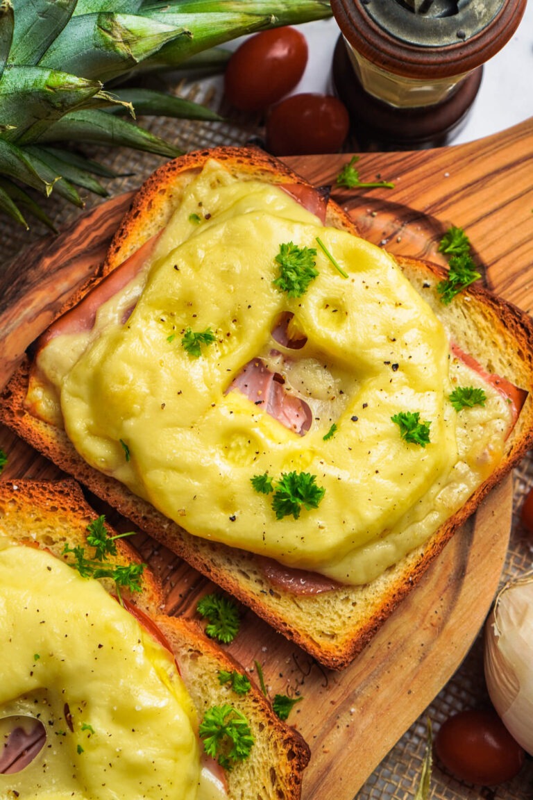 Knusprige Ofentoasts mit Ananas und Schinken - FeedMeDaily