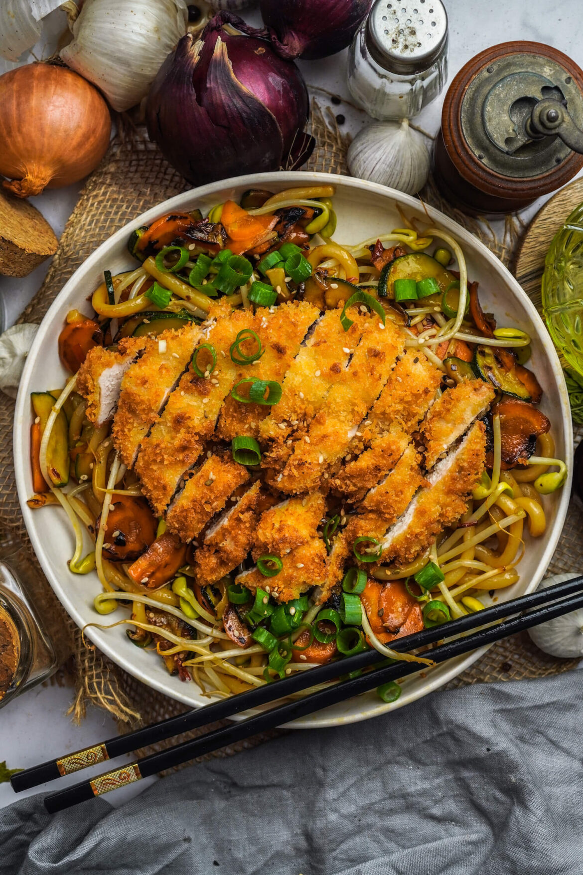 Udon Nudelpfanne mit Gemüse und knusprigen Hähnchen