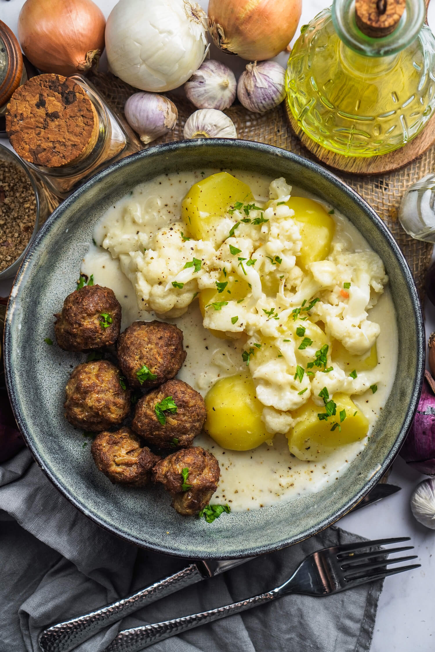 Hackbllchen mit Blumenkohl-Bchamel & Kartoffeln