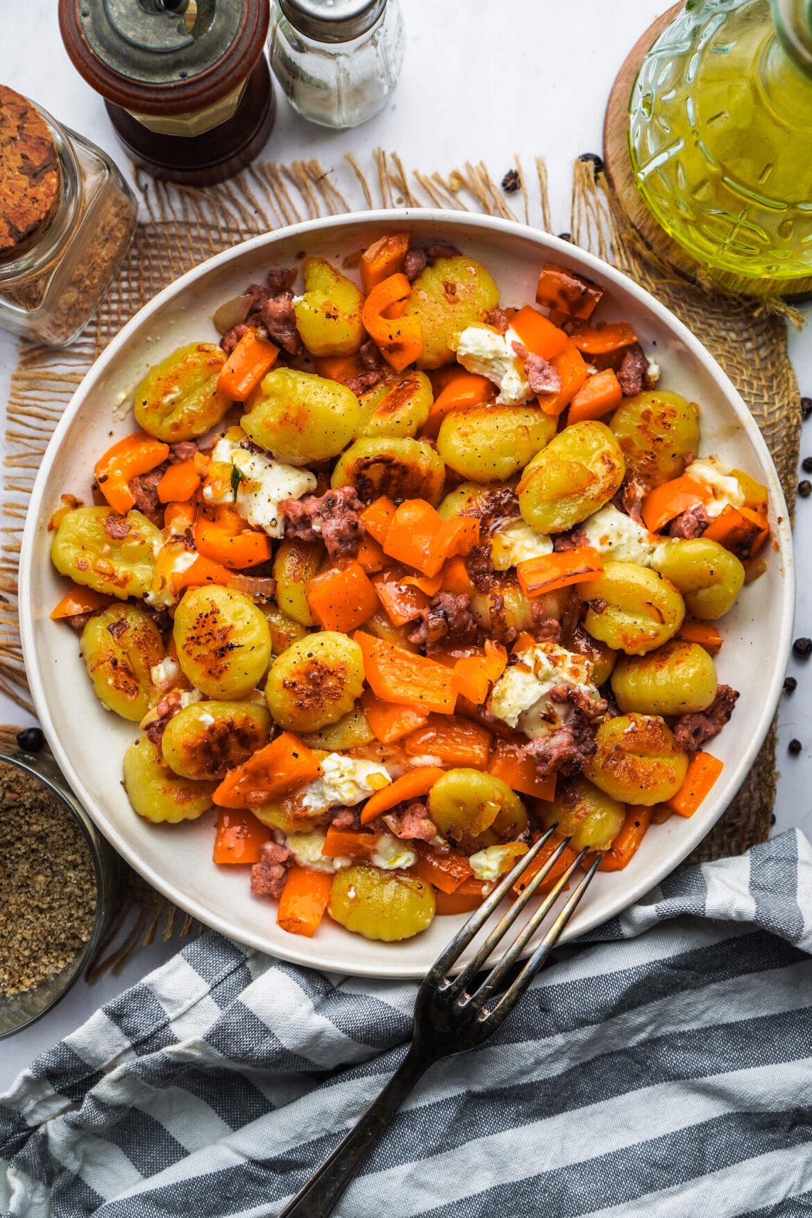 Paprika Gnocchi mit Salciccia Hack und Ziegenkäse und Honig