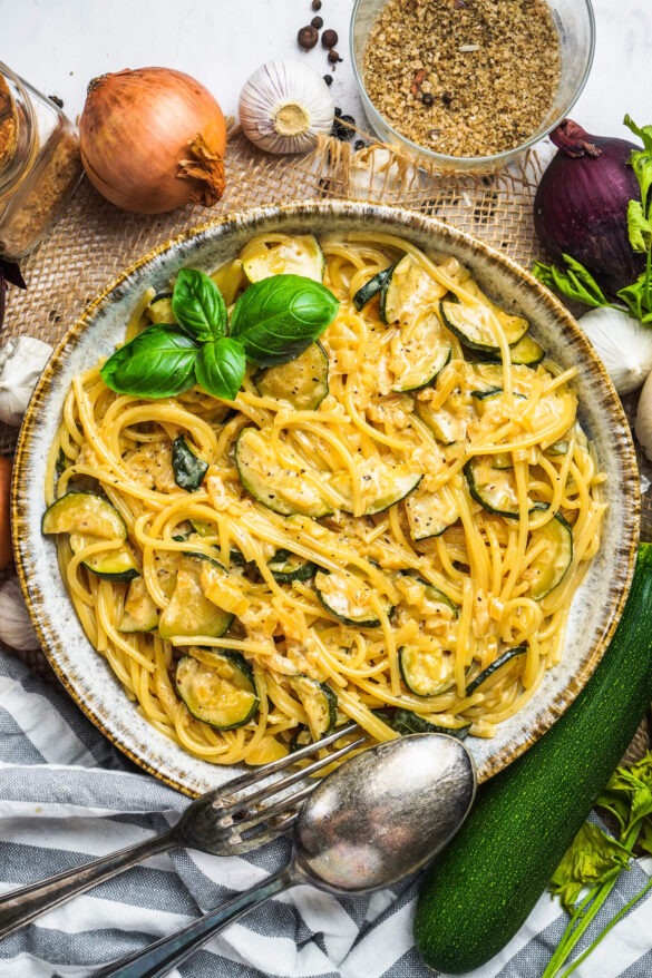6 Zutaten Zucchini Pasta - FeedMeDaily 6 Zutaten Zucchini Pasta - FeedMeDaily