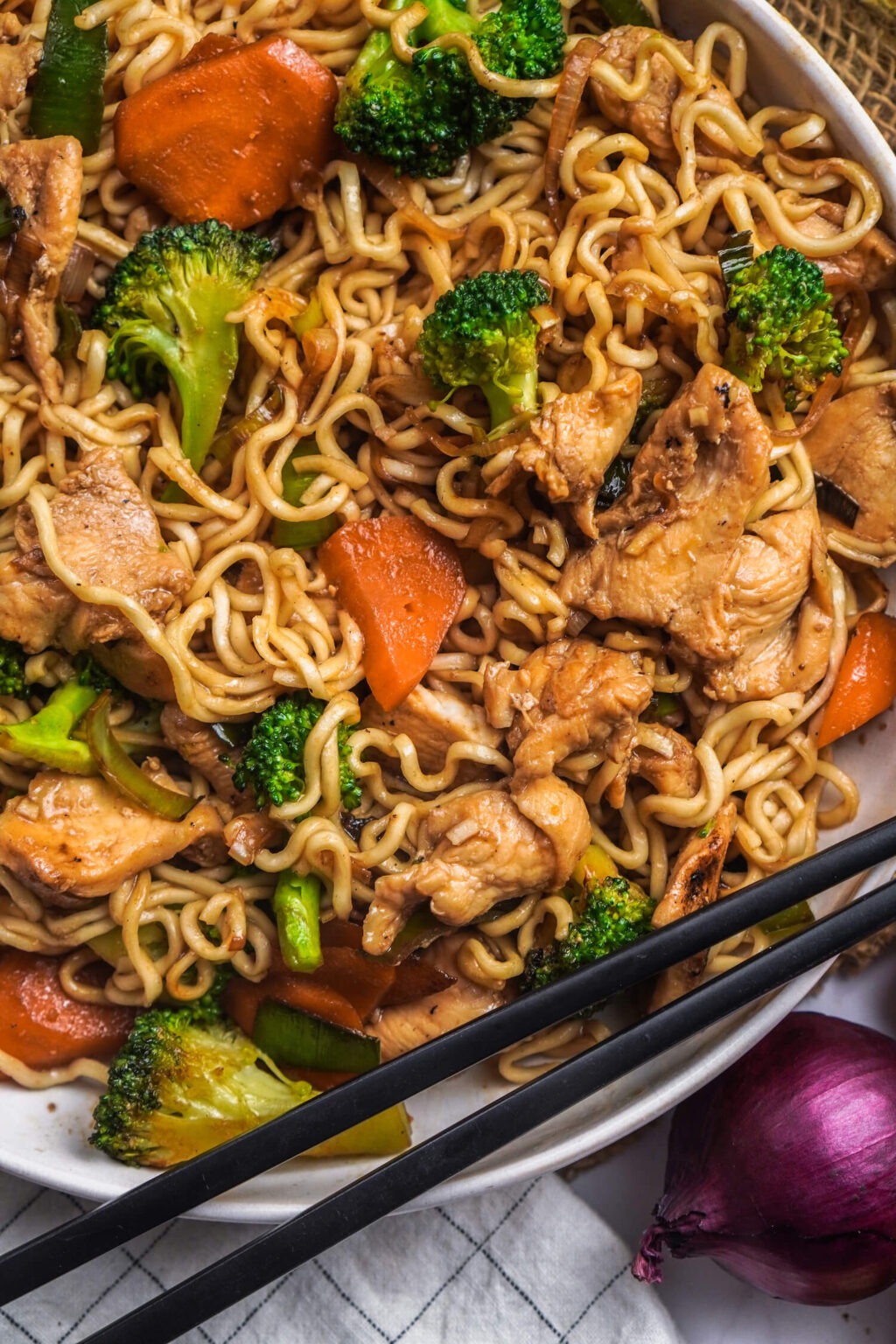 Asiatische Bratnudeln mit Huhn &amp; Gemüse - FeedMeDaily