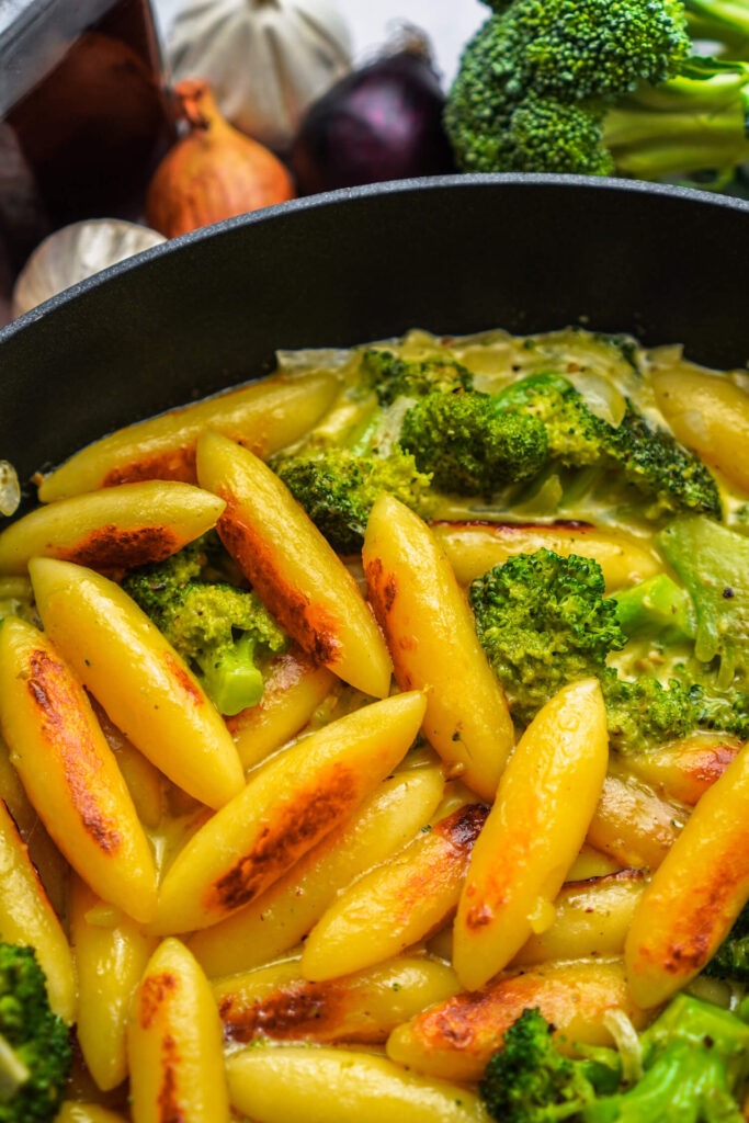 Brokkoli Schupfnudeln mit Pesto Sahnesoße - FeedMeDaily