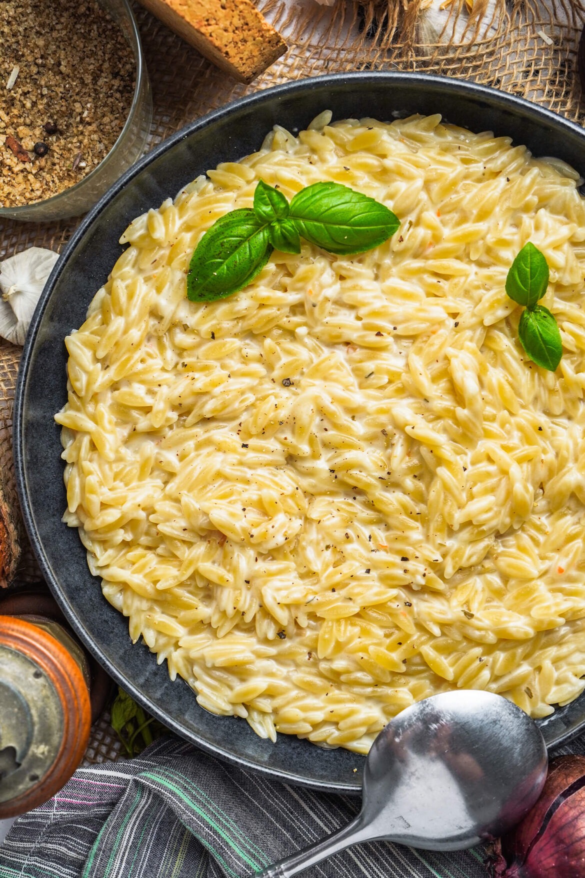 Cremige Orzo Pasta mit Knobi und Parmesan - Onepot Rezept