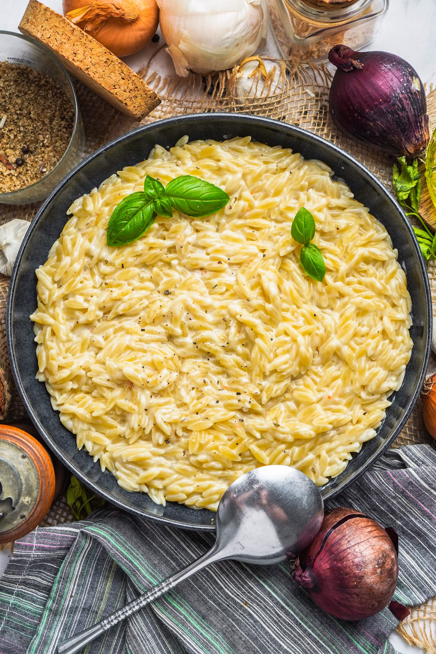 Cremige Orzo Pasta mit Knobi und Parmesan - Onepot Rezept