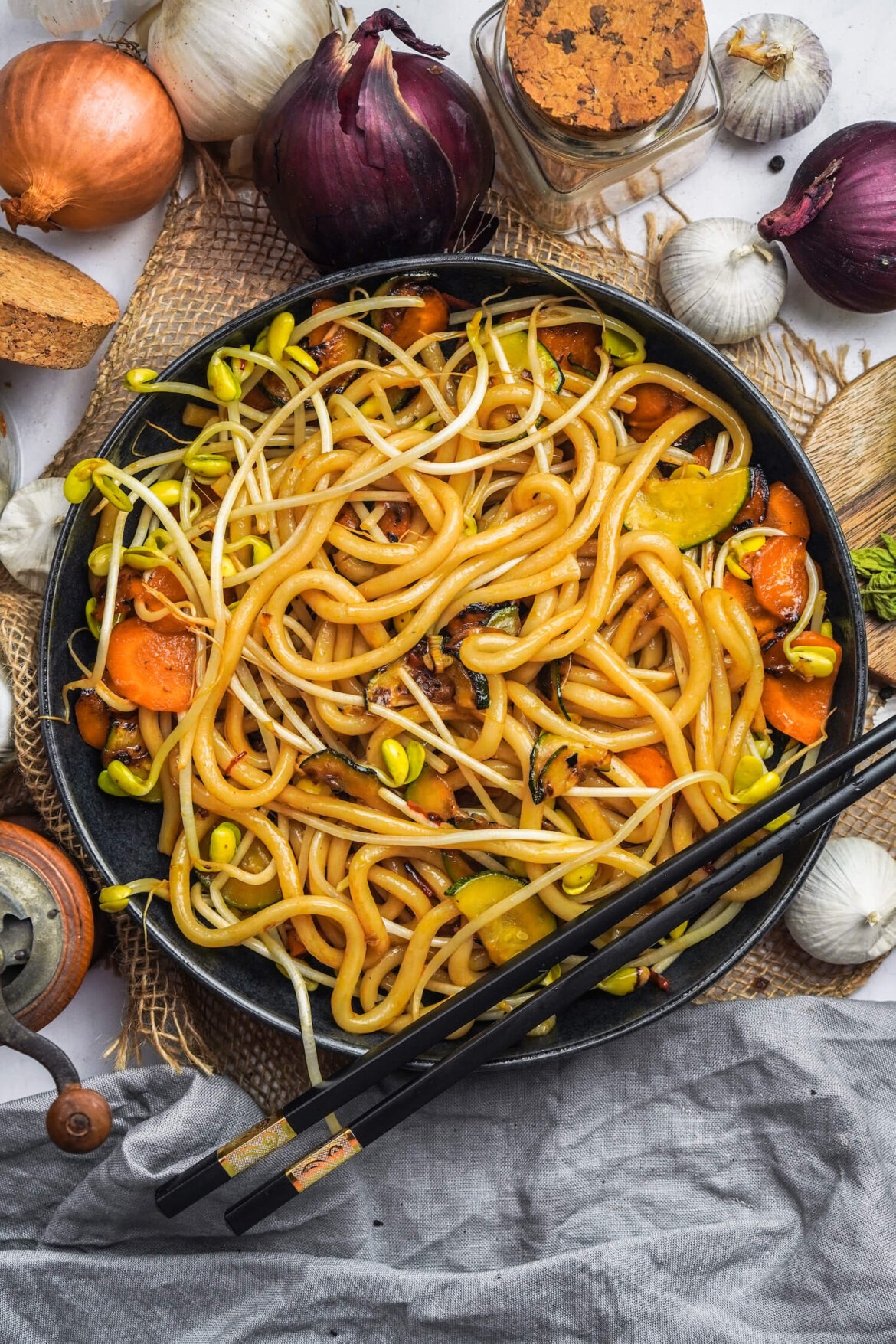 Vegane Udon Nudeln mit Gemüse