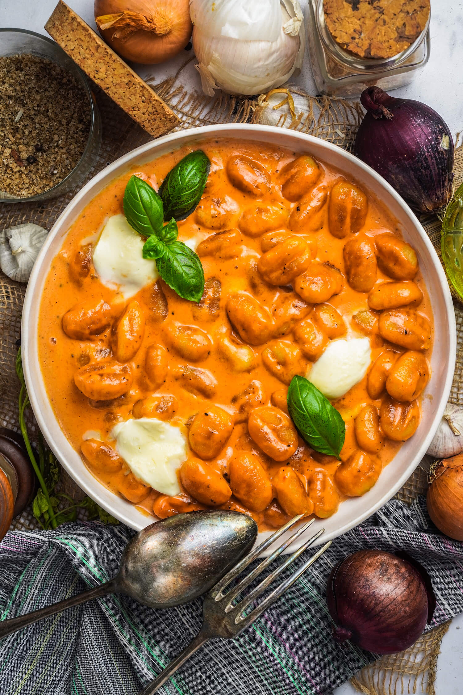 Gnocchi Pfanne mit Tomate, Mozzarella und Basilikum - FeedMeDaily
