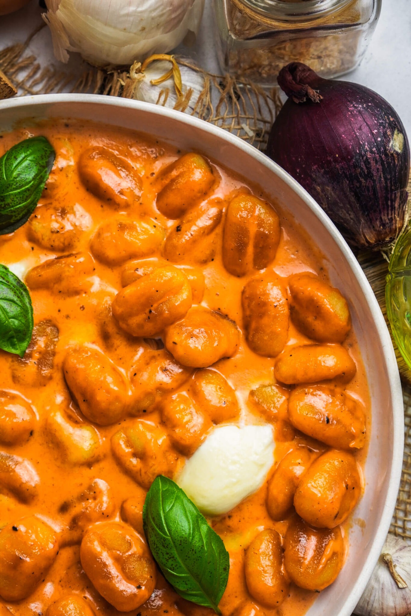 Gnocchi Pfanne mit Tomate, Mozzarella und Basilikum - FeedMeDaily