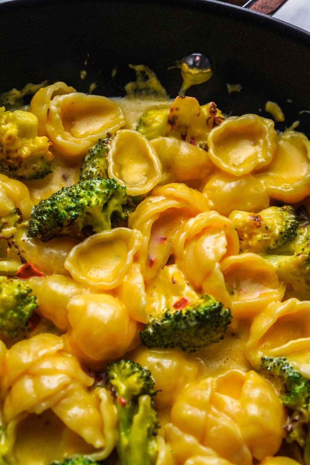 Hollandaise Pasta mit Brokkoli und Peperoni FeedMeDaily