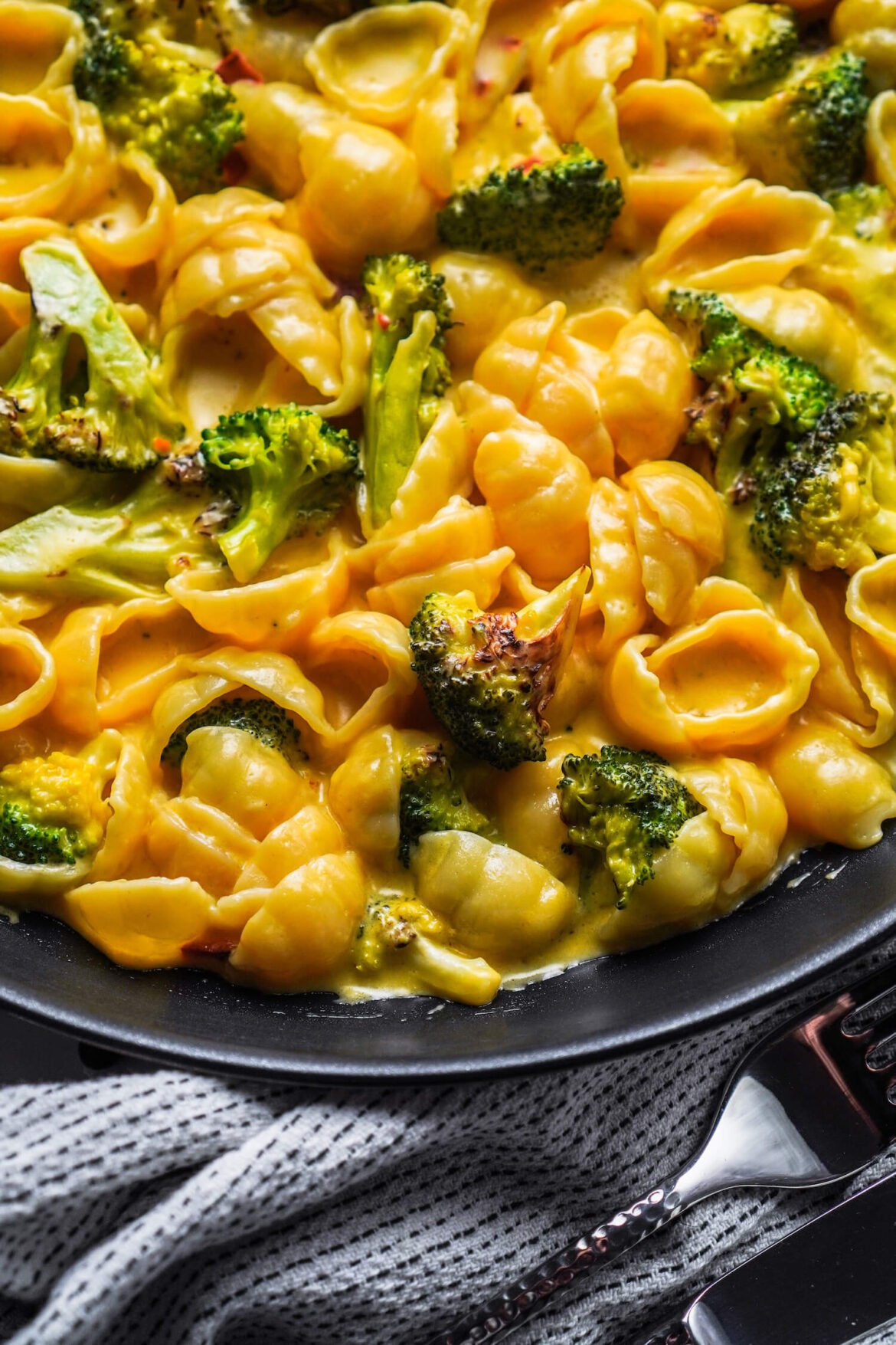 Hollandaise Pasta mit Brokkoli und Peperoni FeedMeDaily