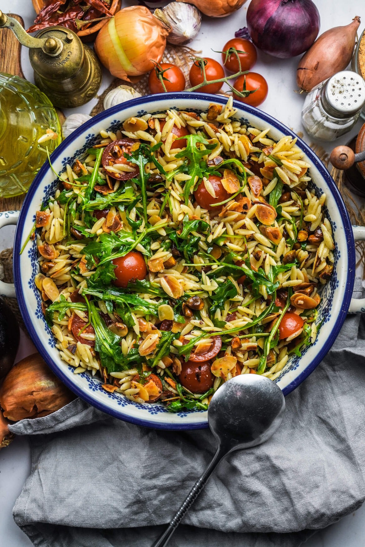 Orzo Nudelsalat mit Rucola und gerösteten Nüssen
