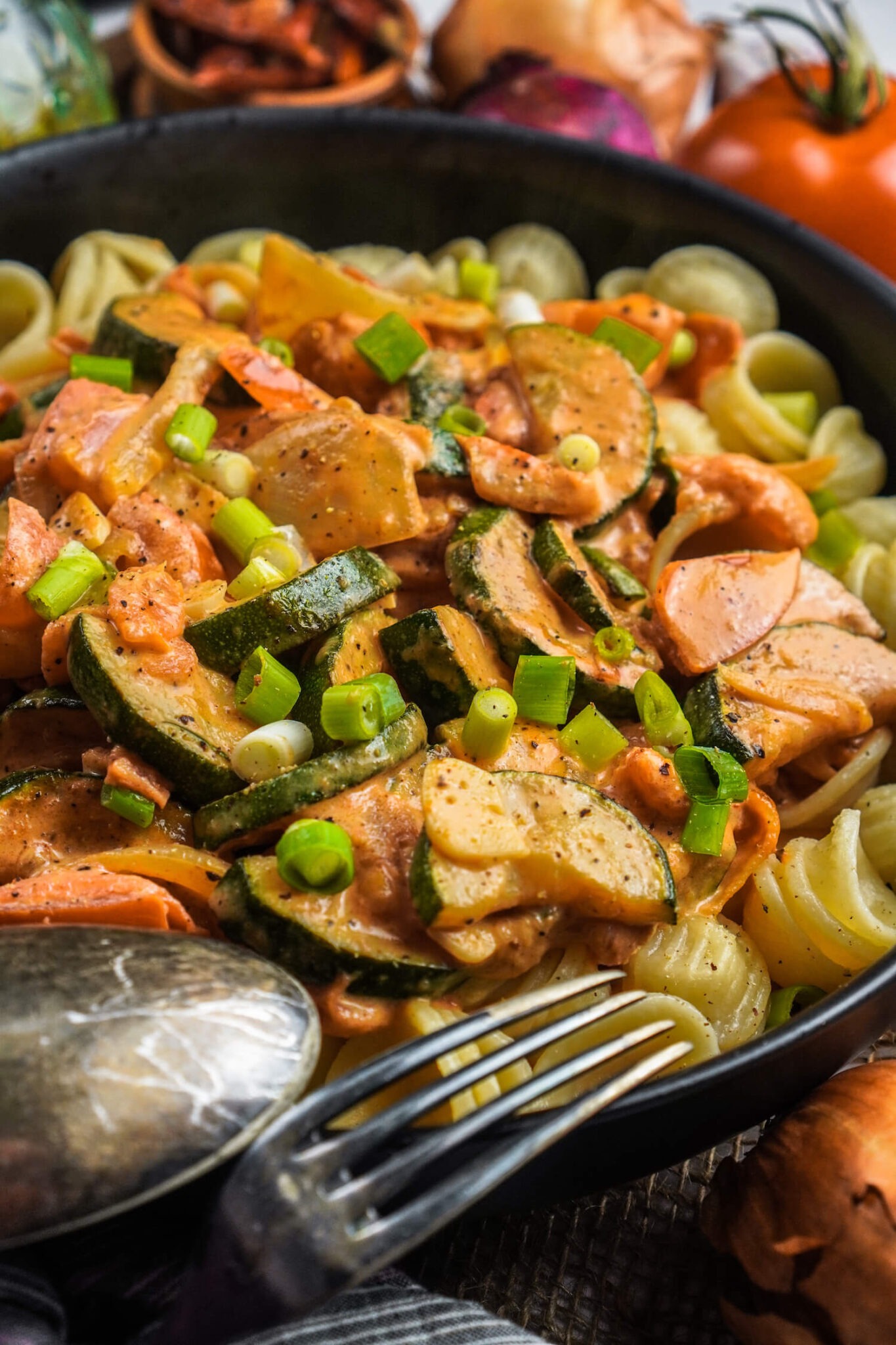 Pasta mit Zucchini, Knoblauch &amp; Tomaten - FeedMeDaily