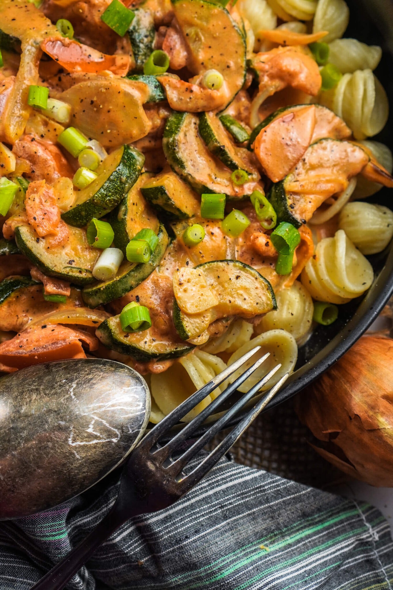 Pasta mit Zucchini, Knoblauch &amp; Tomaten - FeedMeDaily