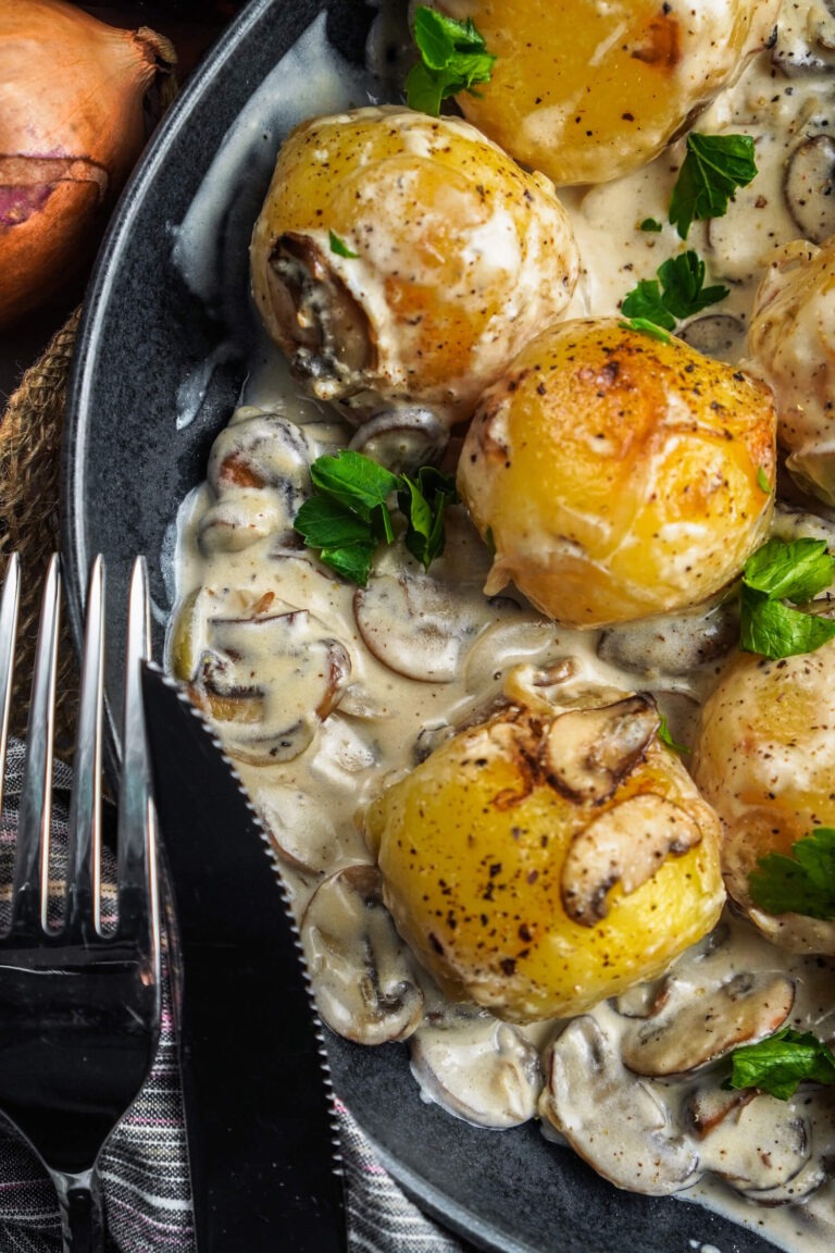 Gebratene Klöße mit Pilz Zwiebel Soße - FeedMeDaily