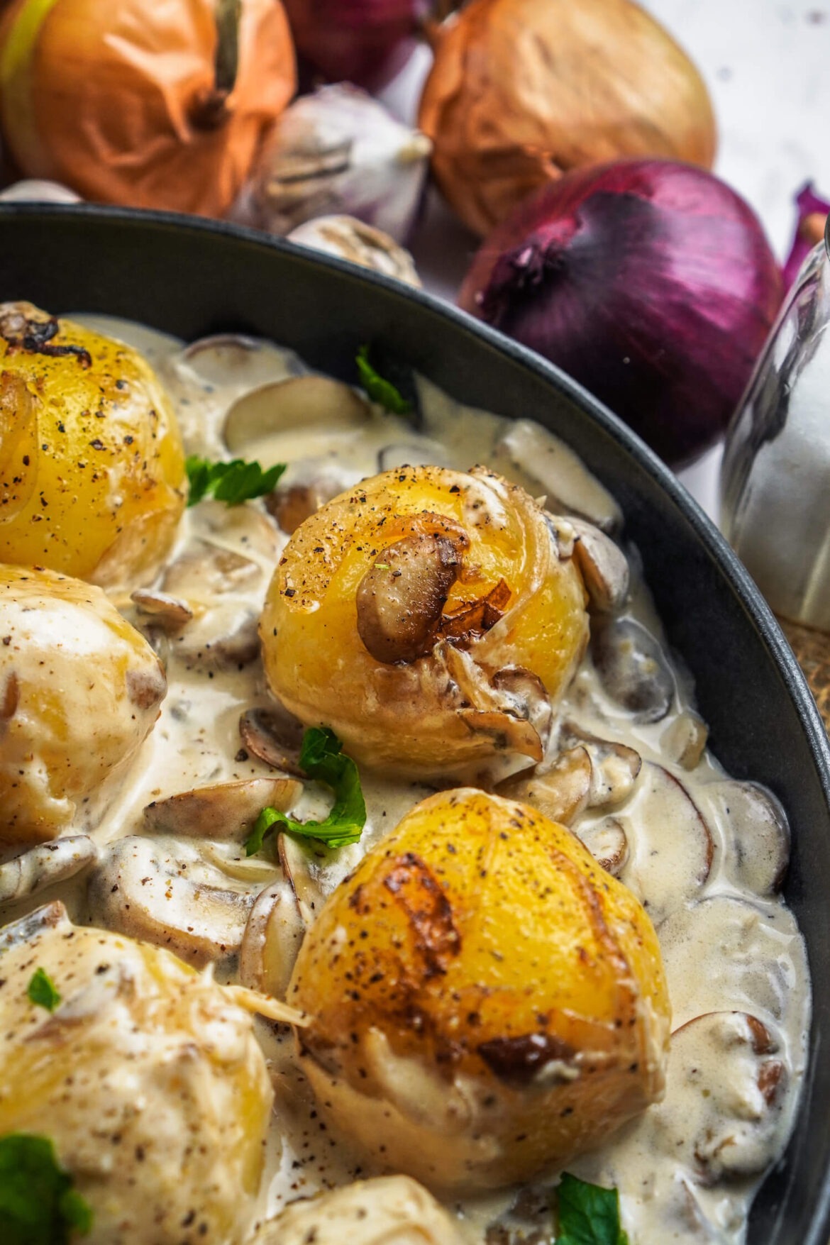 Gebratene Klöße mit Pilz Zwiebel Soße - FeedMeDaily