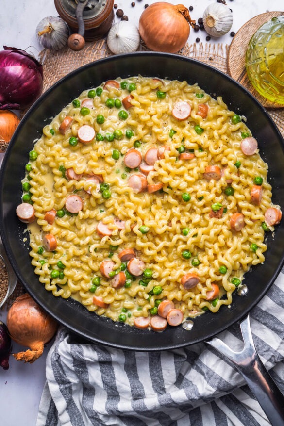 Schmelzkäse Pasta mit Erbsen und Würstchen - FeedMeDaily