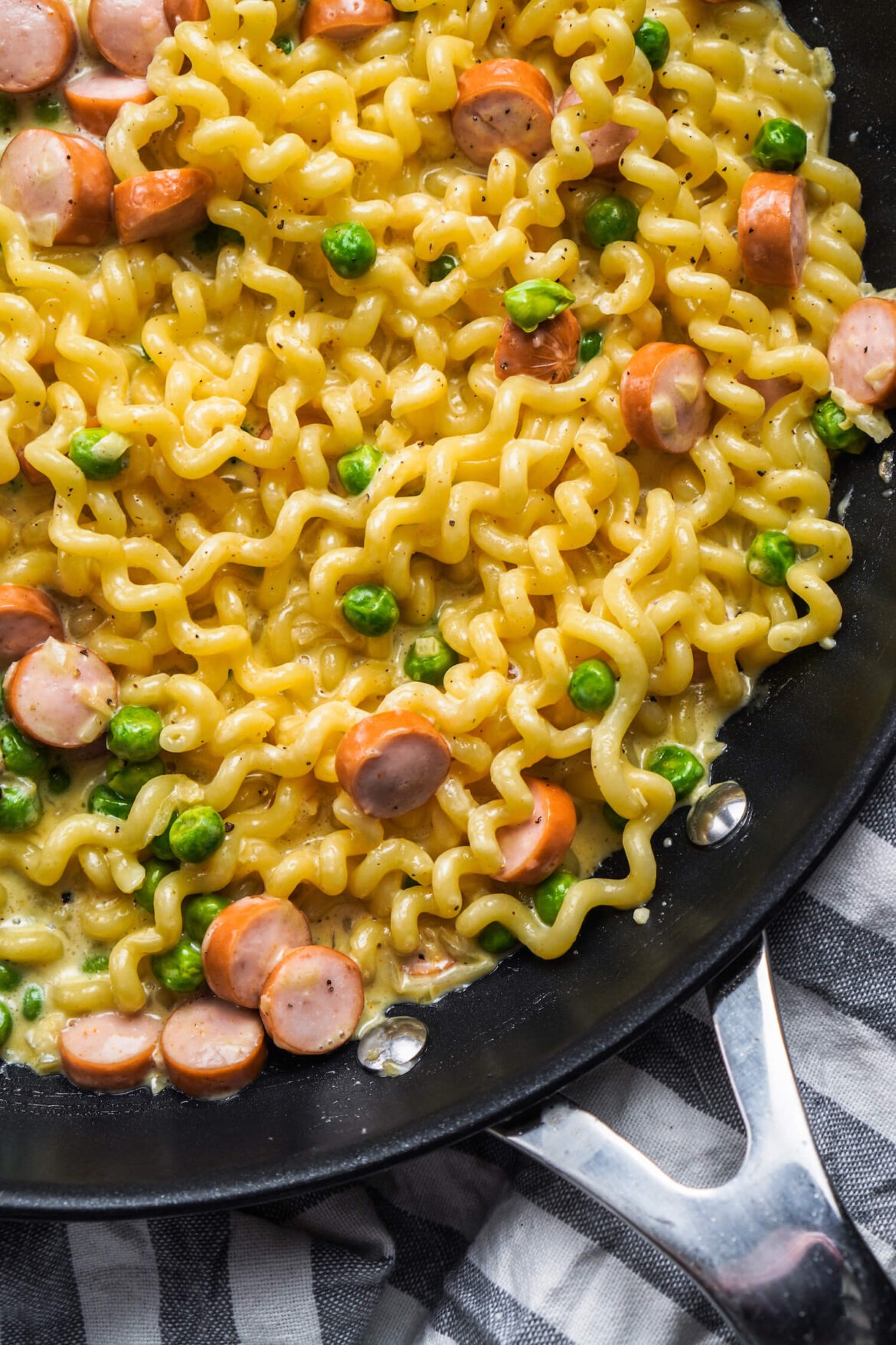 Schmelzkäse Pasta mit Erbsen und Würstchen - FeedMeDaily