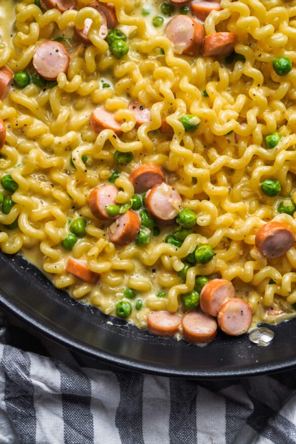 Schmelzkäse Pasta mit Erbsen und Würstchen - FeedMeDaily