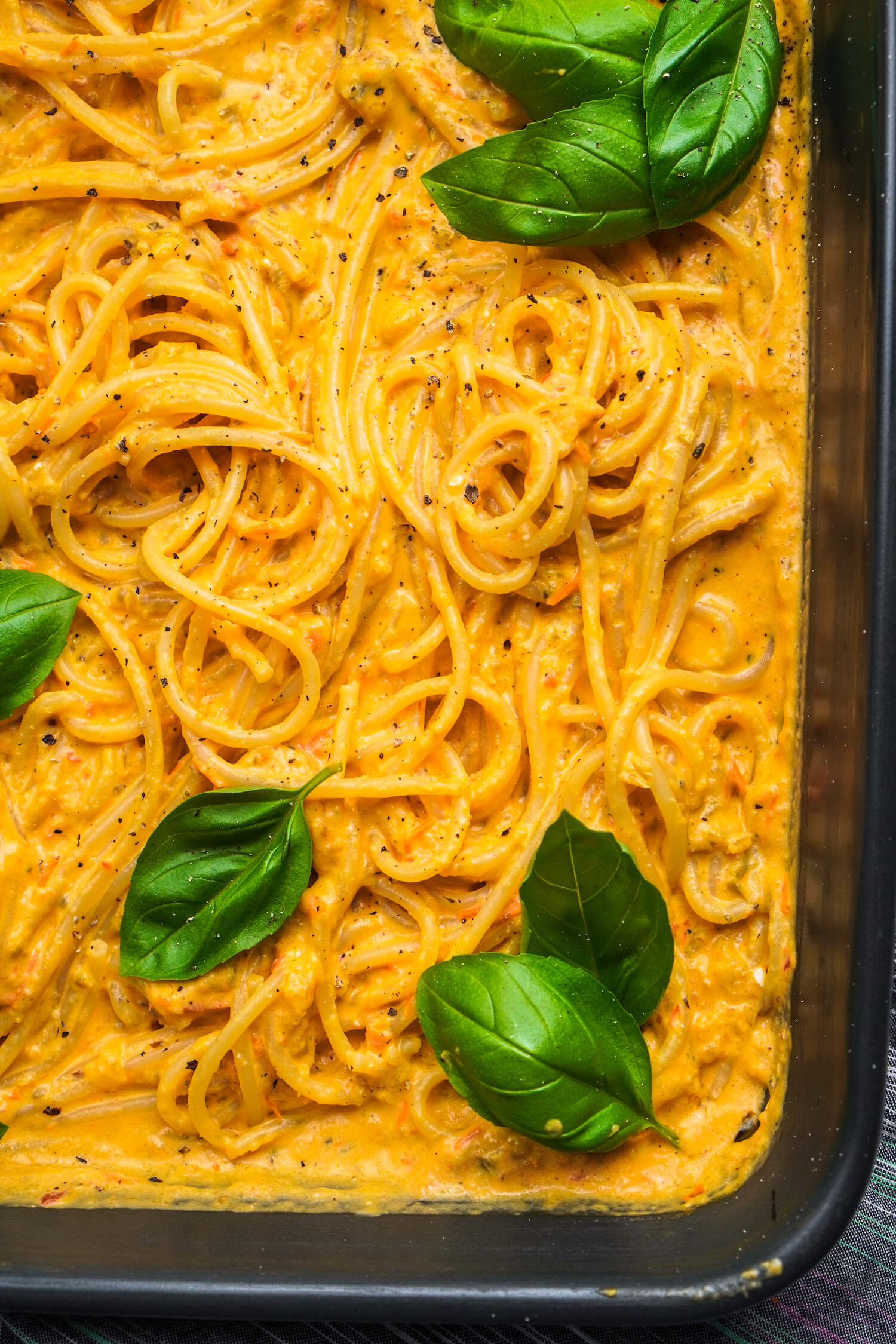 Spaghetti mit Ofen Frischkäse Soße - FeedMeDaily