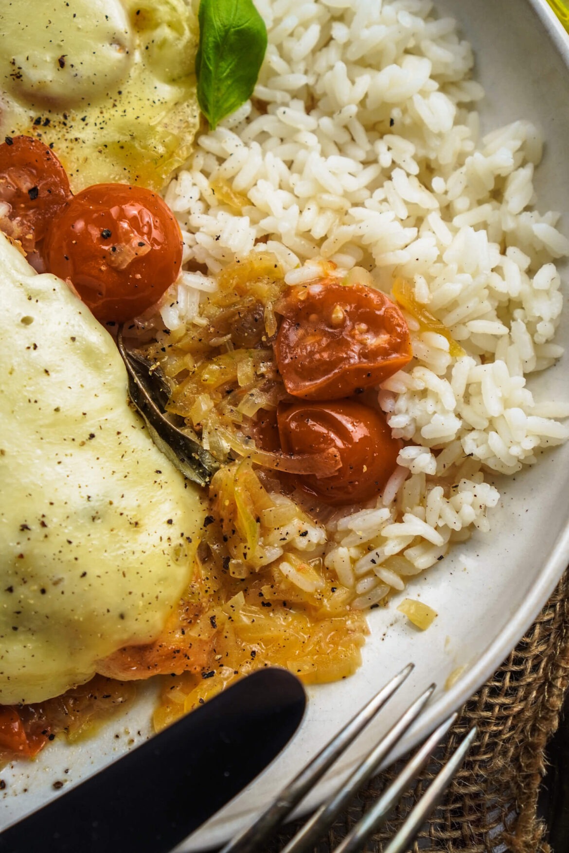 Tomate Mozzarella Hähnchenpfanne mit Reis - FeedMeDaily