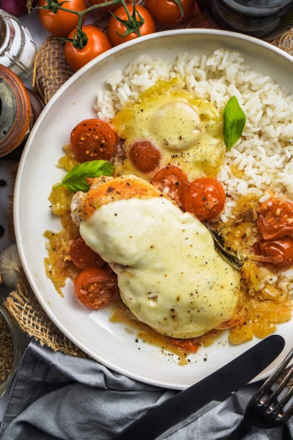 Tomate Mozzarella Hähnchenpfanne mit Reis - FeedMeDaily