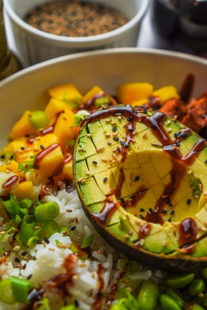 Vegane Hoi Sin Poke Bowl mit Tofu, Edamame, Mango, Reis, Frühlingszwiebeln und Sesam