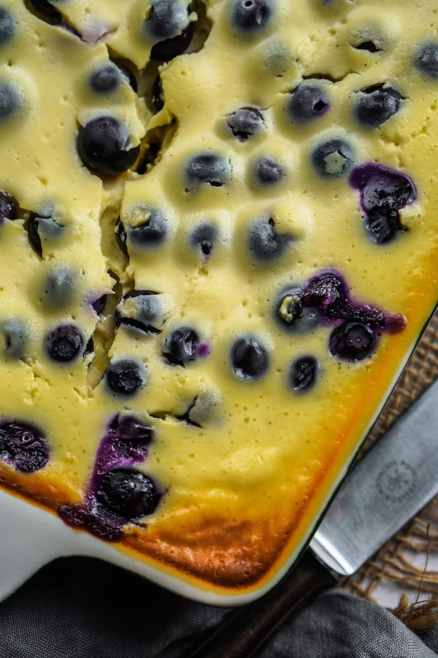 Quark Schnitten mit Heidelbeeren &amp; Lotus Keks Boden - FeedMeDaily