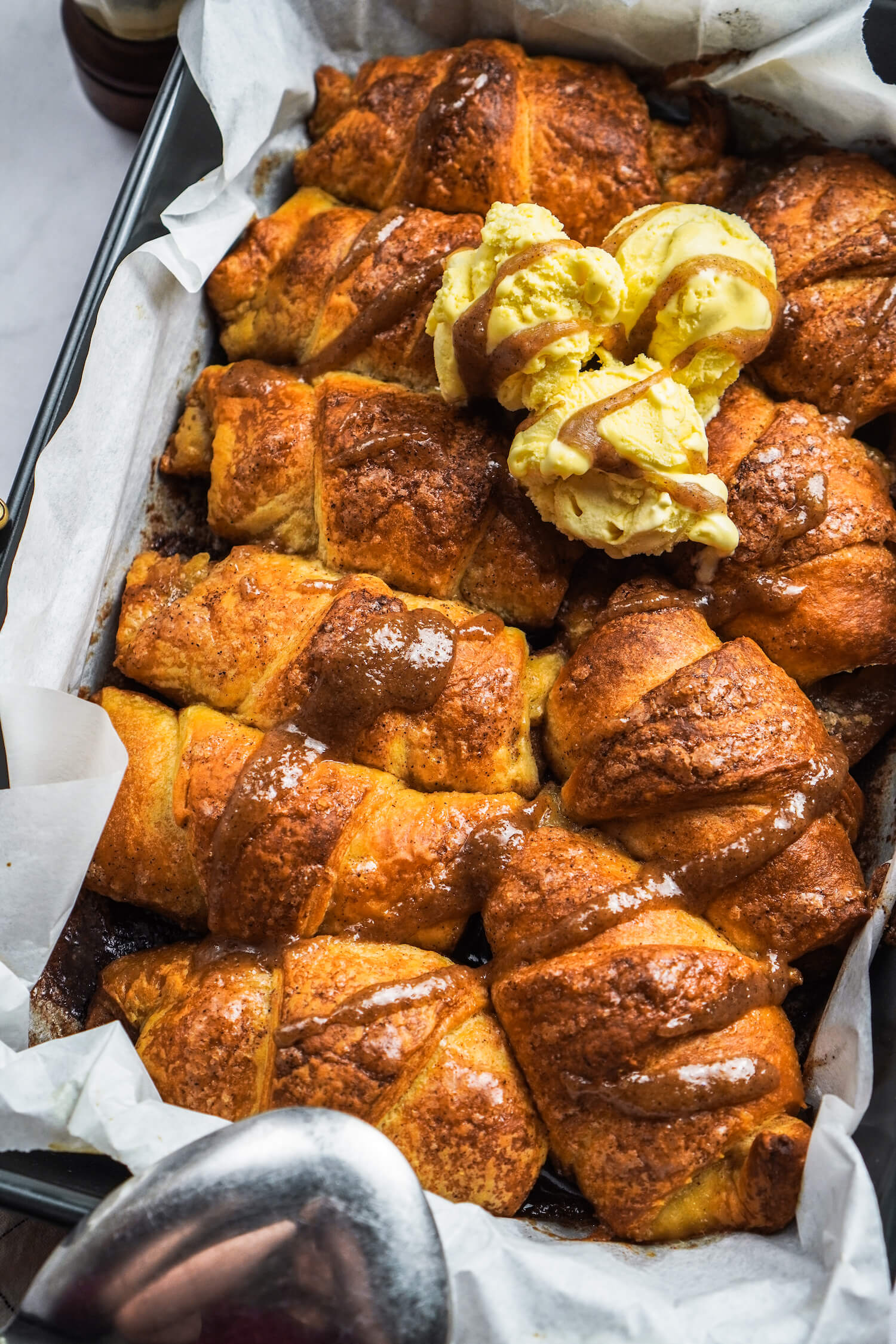 Apfel Croissants mit Karamell aus dem Ofen - FeedMeDaily