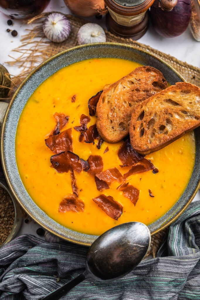 Kürbissuppe aus dem Ofen mit Schwarzwälder Schinkenchips - FeedMeDaily