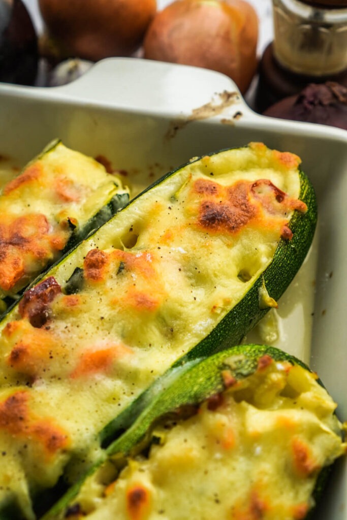 Überbackene Feta Zucchini mit Honig und Peperoni - FeedMeDaily