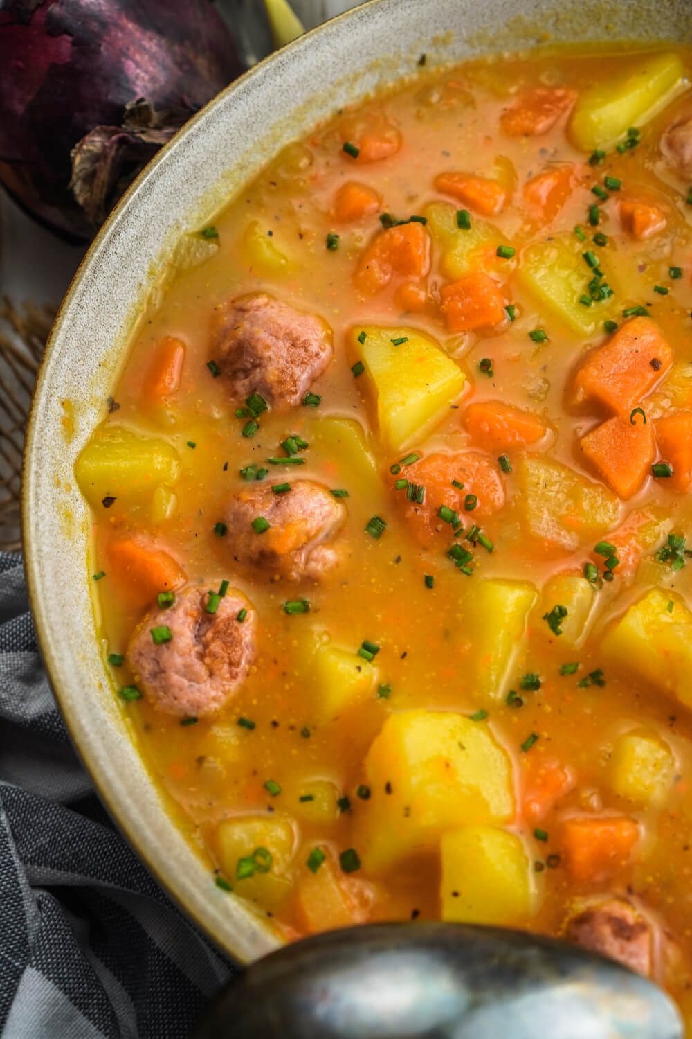 Kartoffeleintopf mit gebratenen Mettklößen - FeedMeDaily Kartoffeleintopf mit gebratenen Mettklößen - FeedMeDaily