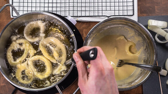 Knusprige Bierteig Zwiebelringe mit Sour Creme Dip - FeedMeDaily