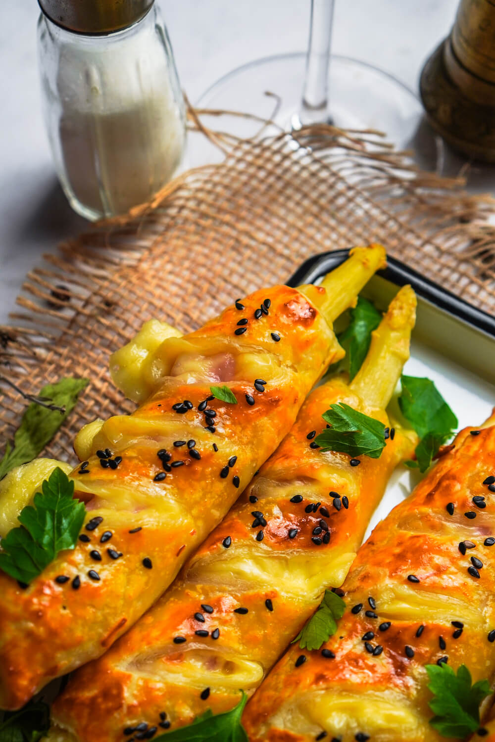 Spargel Röllchen im Blätterteig mit Käse und Sesam - FeedMeDaily Spargel Röllchen im Blätterteig mit Käse und Sesam - FeedMeDaily