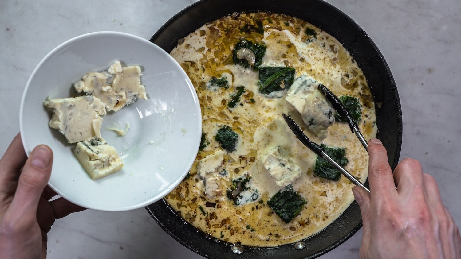 Hackbällchen mit Gorgonzola Spinat Soße - FeedMeDaily Hackbällchen mit Gorgonzola Spinat Soße - FeedMeDaily