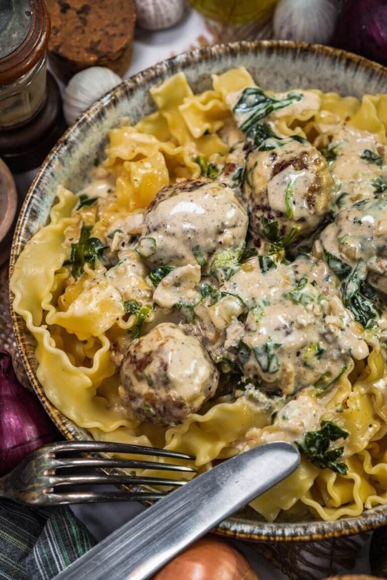 Hackbällchen mit Gorgonzola Spinat Soße - FeedMeDaily