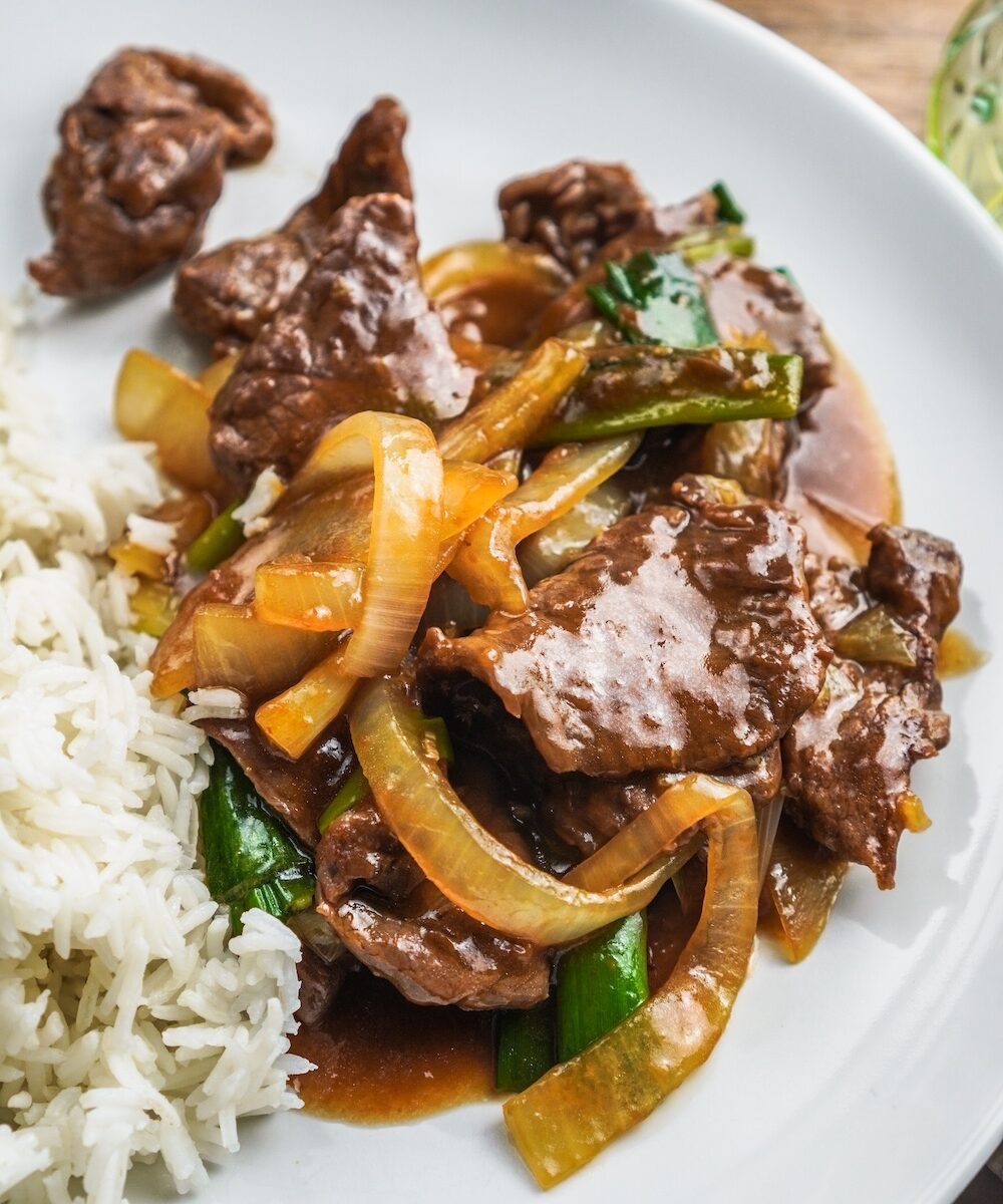 Rindfleisch mit Zwiebeln und Reis
