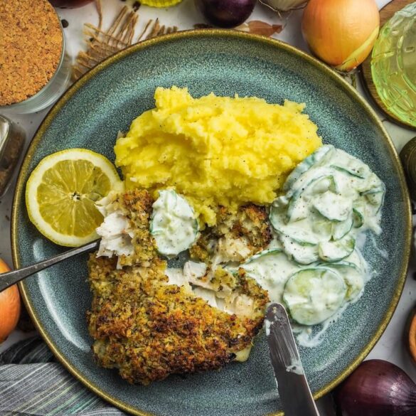 Fischfilet mit Bordelaise Kruste, Kartoffelpüree und einem Gurkensalat